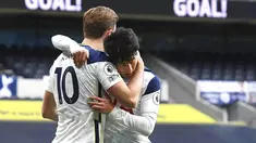 Striker Tottenham Hotspur, Harry Kane, merayakan gol bersama Son Heung-min usai mencetak gol ke gawang Leeds United pada laga liga Inggris di London, Sabtu (2/1/2021). Spurs menang dengan skor 3-0. (Andy Rain/Pool via AP)