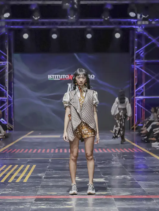 Vest quilted juga menjadi paduan yang menarik untuk batik yang dibuat dengan desain playsuit.