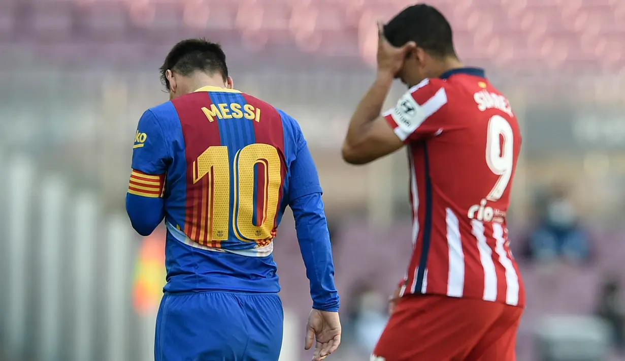 Striker Atletico Madrid, Luis Suarez, bersama striker Barcelona, Lionel Messi, meninggalkan lapangan usai laga Liga Spanyol di Stadion Camp Nou, Sabtu (8/5/2021). Kedua tim bermain imbang 0-0. (AFP/Josep Lago)