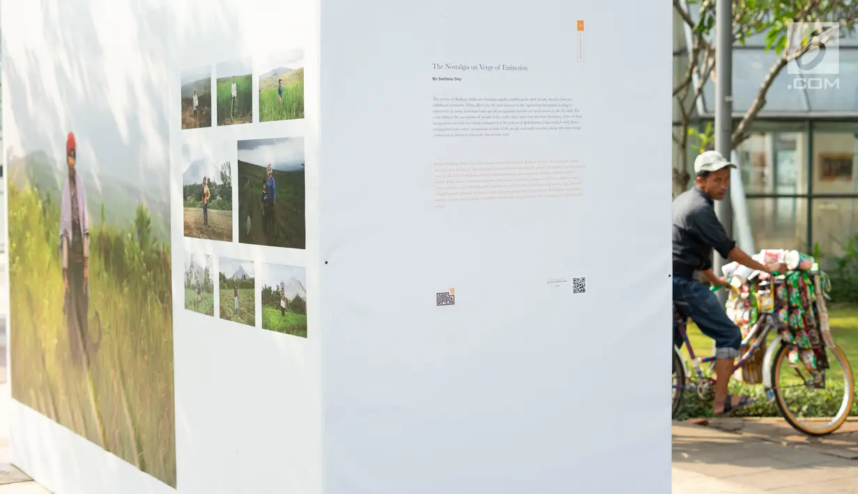 Sejumlah foto dipajang dalam pameran bertajuk 'Identitas' pada acara Jakarta International Photo Festival (JIPFest) 2019 di Taman Menteng, Jakarta, Rabu (3/7/2019). JIPFest 2019 berlangsung pada 25 Juni hingga 9 Juli 2019. (Liputan6.com/Immanuel Antonius)
