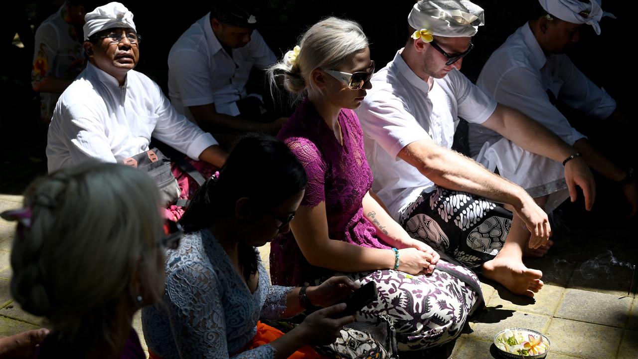 Turis Ceko Jalani Penyucian Pura Bali Usai Cebok Pakai Air Suci