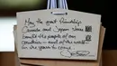 Sebuah pesan yang ditulis PM Kanada Justin Trudeau dan sang istri pada ' ema' terlihat Selama kunjunganya di Kuil Meiji di Tokyo, Jepang (24/5). Kedatangan Justin Trudeau untuk melakukan pertemuan KTT G7 Ise-Shima. (REUTERS /Issei Kato)