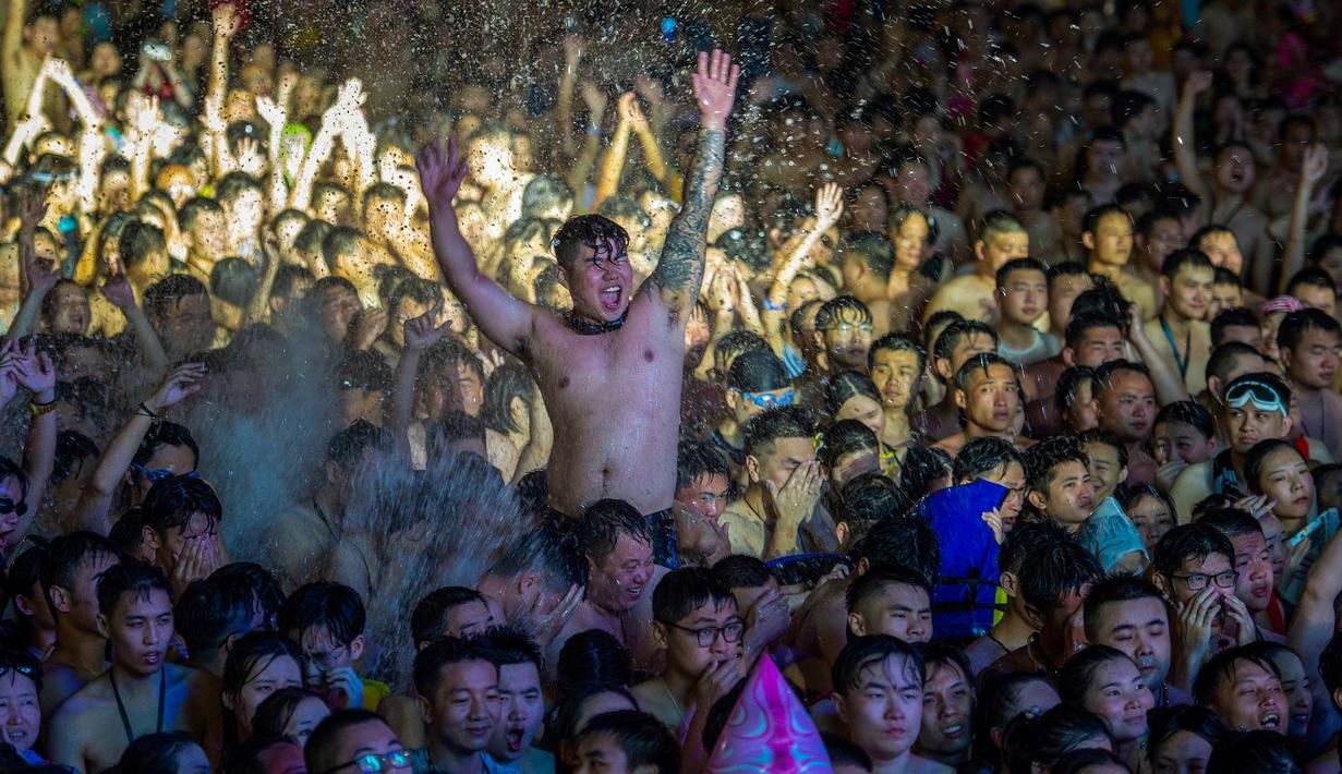 Foto Saat Kolam Renang Di China Penuh Sesak Global Liputan6 Com