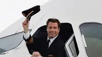 John Travolta Dibikin Puas oleh Terapis Laki-laki?