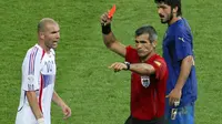 Zinedine Zidane memutuskan pensiun dari Timnas Prancis setelah mendapat kartu merah di final Piala Dunia 2006. Zidane masih dianggap sebagai gelandang terbaik Prancis sampai saat ini. (AFP/Daniel Garcia)