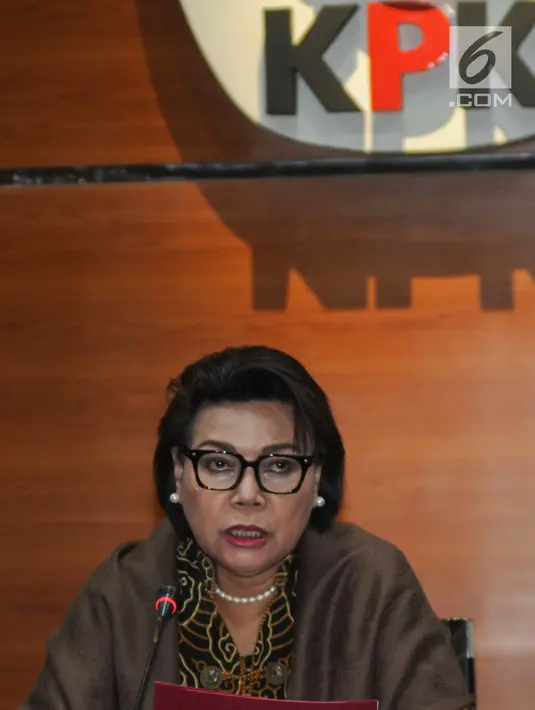 Wakil Ketua KPK, Basariah Panjaitan memberikan keterangan pers OTT Gubernur Kepulauan Riau (Kepri) Nurdin Basirun di gedung KPK, Jakarta, Kamis (11/07/2019). KPK menetapkan empat tersangka terkait suap izin lokasi rencana reklamasi di Kepri dengan barang bukti uang. (merdeka.com/Dwi Narwoko)