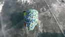 Peserta memancing ikan trout melalui lubang yang mereka buat di atas sungai beku di Hwacheon, Korea Selatan, Sabtu (5/1). Kontes ini merupakan bagian dari festival es tahunan yang menarik lebih dari satu juta pengunjung setiap tahun. (AP/Ahn Young-joon)
