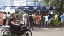 Warga mengamati proses penghitungan surat suara Pilkada DKI 2017 di TPS 01, Pasar Baru, Jakarta, Rabu (15/2). Pilkada serentak dilaksanakan di 101 daerah termasuk DKI Jakarta. (Liputan6.com/Immanuel Antonius)