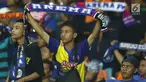 Suporter tim Singo Edan membentangkan syal saat menyaksikan laga Arema FC melawan Persija dilanjutan Liga 1 Indonesia di Stadion Patriot Candrabhaga, Bekasi, Jumat (2/6). Arema FC menyerah 0-2 dari Persija. (Liputan6.com/Helmi Fithriansyah)