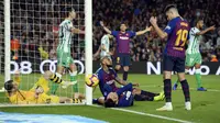 Arturo Vidal gagal memanfaatkan peluang emas di mulut gawang Real Betis laga lanjutan La Liga 2018/19 yang berlangsung di stadion Camp Nou. Barcelona kalah 3-4. (AFP/Josep Lago)