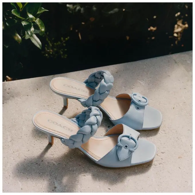 Koleksi sandal Mollie dari Coach