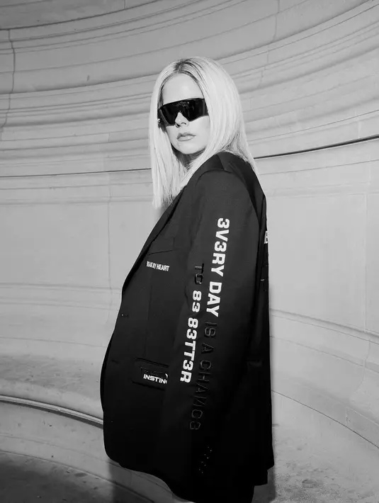 Salah satunya menghadiri show Vetemens dengan busana kasual [@avrillavigne]