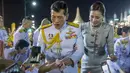 <p>Raja Maha Vajiralongkorn dan Ratu Suthida menyapa pendukungnya di Bangkok, Thailand, Minggu (1/11/2020). Di bawah tekanan yang meningkat dari pengunjuk rasa yang menuntut reformasi pada monarki, Raja dan Ratu Thailand bertemu dengan ribuan pendukung yang memujanya. (AP Photo/Wason Wanichakorn)</p>