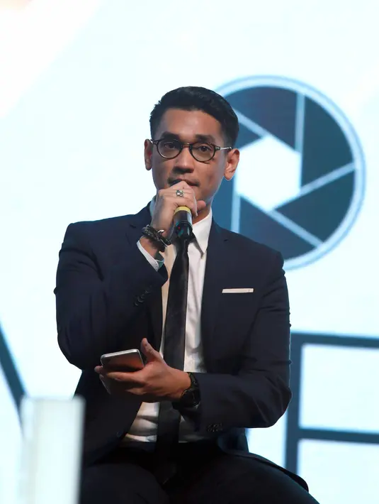 "Pokoknya gitu deh, dan teman dalam menghadapi senang, sedih, kesulitan, kita share bareng. Baik kerjaan atau problem personal, semuanya selalu dishare dan kasih advice. Aku sangat bersyukur," kata Afgan, di SCBD, Jumat (10/2). (Nurwahyunan/Bintang.com)