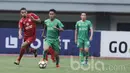 Pemain Semen Padang, Cassio De Jesus, berusaha mengejar pemain Bhayangkara, Indra Kahfi pada laga lanjutan Liga 1 Indonesia di Stadion Patriot, Bekasi, Sabtu (20/05/2017). Bhayangkara FC menang 1-0. (Bola.com/M Iqbal Ichsan)
