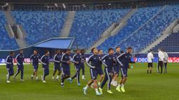 Para pemain Lyon berlatih jelang menghadapi Zenit pada matchday kelima Grup G Liga Champions di Gazprom Arena, Saint Petersburg, Rusia, Selasa (26/11/2019). Lyon akan menghadapi Zenit di Saint-Petersburg Stadium. (Olga MALTSEVA/AFP)
