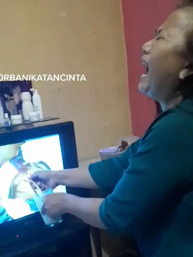 seorang ibu menyodorkan segelas susu demi menyelamatkan peran Andin dalam sinetron Ikatan Cinta