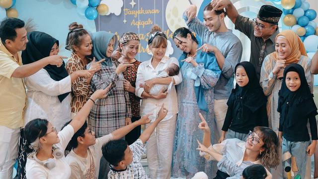 Tampil Kompak dengan Nuansa Biru, Ini 7 Momen Aqiqah dan Tasyakuran Anak Ketiga Sylvia Fully