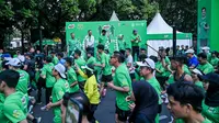Pj Wali Kota Bandung Bambang Tirtoyuliono (tengah) melepas peserta MILO ACTIV Indonesia Race 2024 Bandung Series. (Istimewa)