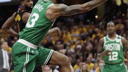 Pemain Boston, Marcus Morris (13) menangkap bola rebound saat duel dengan pemain Cavaliers pada laga final Wilayah Timur NBA basketball di Quicken Loans Arena, Clevelan, (19/5/2018). Cavaliers menang 116-86. (AP/Tony Dejak)