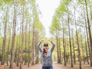 Luna Maya, seleb yang mengawali karier sebagai model iklan dan catwalk ini kerap berlibur dengan berkunjung ke berbagai negara. Seperti saat ia menikmati suasana alam yang sejuk di Nami Island, Korea Selatan. Di antara pohon rindang yang tinggi, Luna Maya terlihat ceria. (Liputan6.com/IG/@lunamaya)