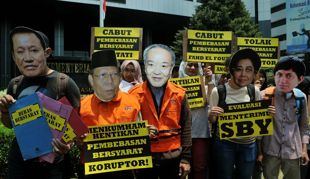Tampak beberapa topeng para terpidana korupsi, di antaranya adalah topeng terpidana korupsi Hartati Murdaya dan Anggodo Widjojo, Jakarta, (22/9/14). (Liputan6.com/Johan Tallo)