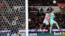 Sundulan pemain Stoke City Axel Tuanzebe (kedua kanan) melebar saat melawan Brighton and Hove Albion pada pertandingan sepak bola putaran kelima Piala FA di Stadion bet365, Stoke on Trent, Inggris, 28 Februari 2023. Brighton and Hove Albion mengalahkan Stoke City dengan skor 1-0. (Oli SCARFF/AFP)