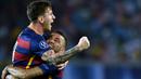 Bintang Barcelona, Lionel Messi, digendong rekannya Dani alves usai membobol gawang Sevilla pada laga Piala Super UEFA di Tbilisi, Georgia, Selasa (11/8/2015). (AFP/Kirill Kudryavtsev)