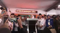 Khofifah Indar Parawansa memberikan pernyataan selepas mendaftar di KPUD Jawa Timur (Liputan6.com/Dian Kurniawan)