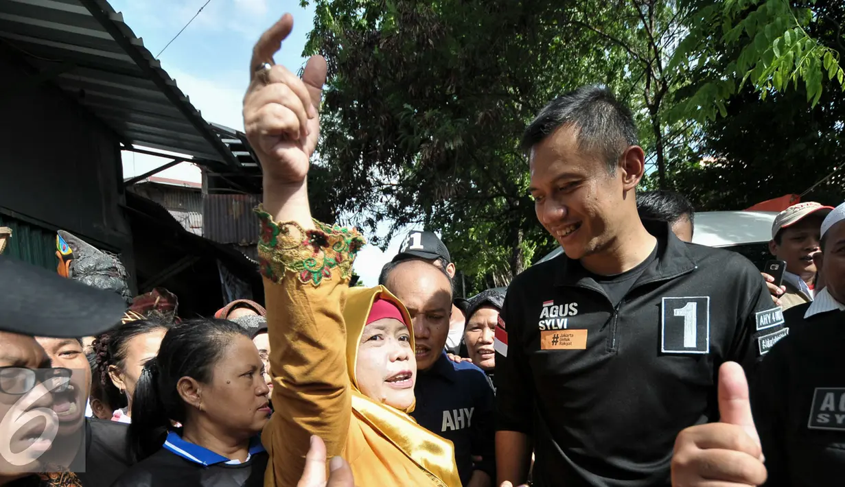 Cagub DKI Jakarta, Agus Harimurti Yudhoyono berbincang dengan warga Johar Baru, Jakarta Pusat, Selasa (20/12). Agus juga mendengar keluhan dan menyapa warga yang antusias menyambut kedatangannya. (Liputan6.com/Yoppy Renato)