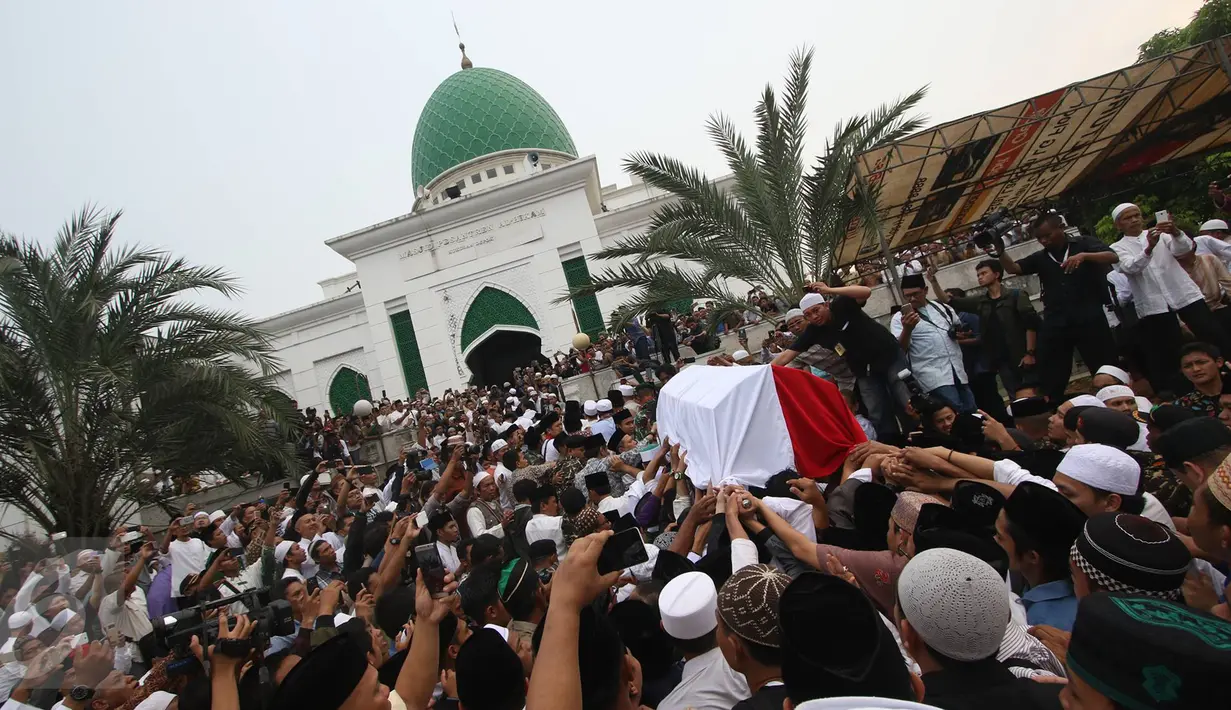 Pelayat mengantar jenazah tokoh PBNU KH Hasyim Muzadi menuju masjid jelang pemakaman di Ponpes Al-Hikam, Kukusan, Beji, Depok, Kamis (16/3). KH Hasyim Muzadi wafat di usia 73 tahun, Kamis pagi sekitar pukul 06.15 WIB. (Liputan6.com/Immanuel Antonius)