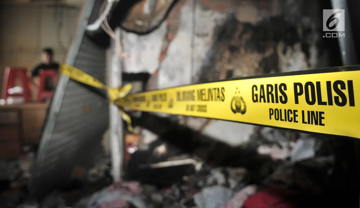 Garis polisi terpasang di salah satu kios Blok C Pasar Tanah Abang usai terjadinya kebakaran di Jakarta, Senin (22/4). Sebanyak 20 unit mobil pemadam kebakaran dikerahkan untuk memadamkan api pada kebakaran yang terjadi di lantai 3 pasar tersebut. (merdeka.com/ Iqbal S. Nugroho)