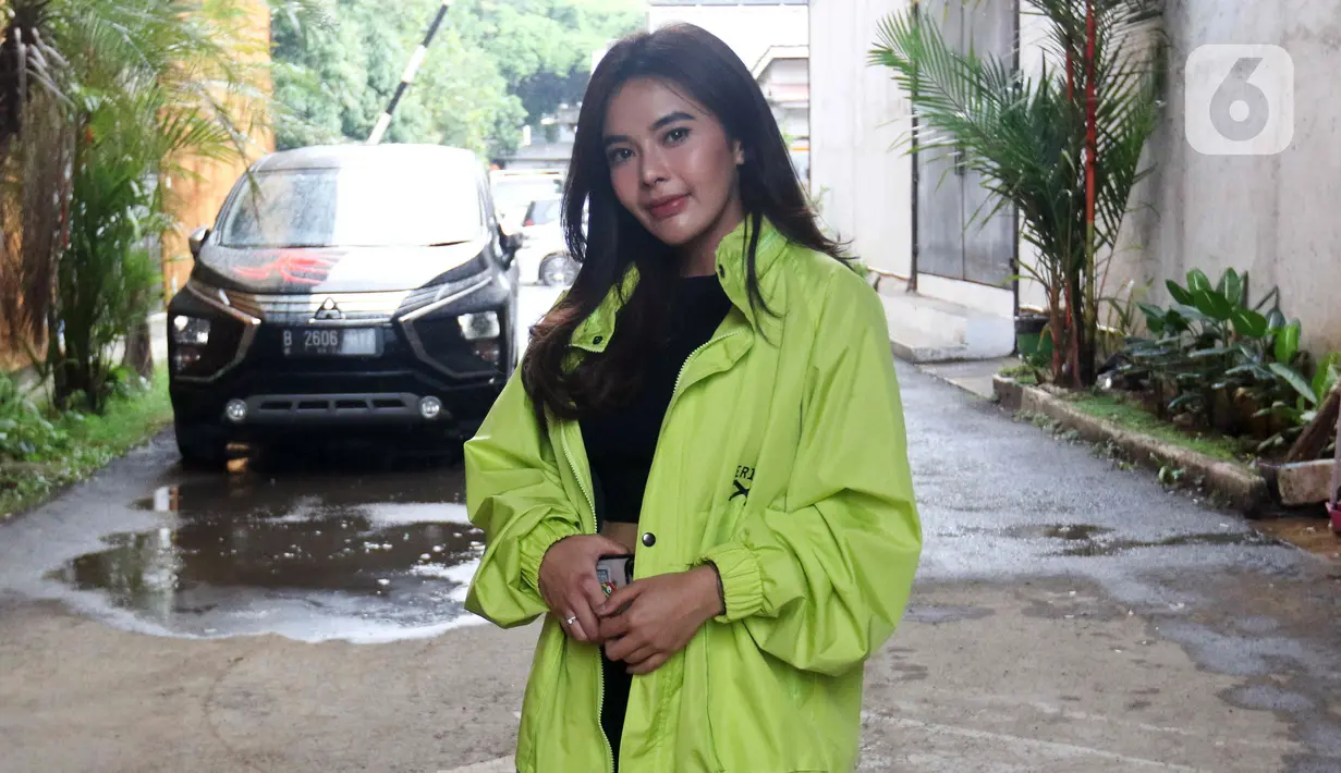 Mantan kekasih Billy Syahputra, Elvia Cerolline saat ditemui di kawasan Mampang, Jakarta, Kamis (4/8/2022). Elvia Cerolline mengaku menolak ajakan Billy Syahputra untuk balikan tapi ingin langsung dinikahi. (Liputan6.com/Herman Zakharia)