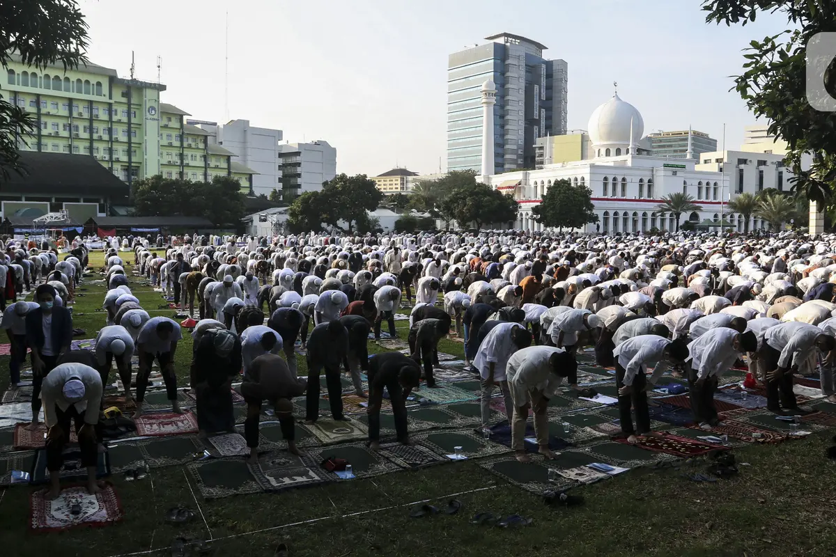 FOTO: Pandemi, Salat Id di Masjid Al-Azhar Terapkan Protokol Kesehatan