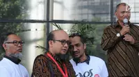 Penyidik senior KPK Novel Baswedan (dua kiri) berbincang dengan mantan Ketua KPK Abraham Samad (dua kanan) saat Ketua KPK Agus Rahardjo (kanan) berbicara dalam penyambutan dirinya di Gedung KPK, Jakarta, Jumat (27/7). (Merdeka.com/Dwi Narwoko)