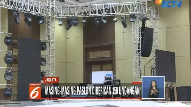 Jelang Debat ke-5 Pilpres 2019, pengaturan panggung di Hotel Sultan, Jakarta, masih dikerjakan.