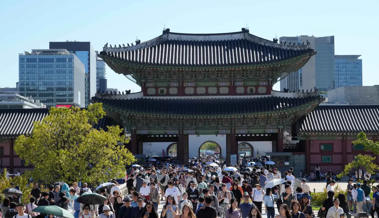 Orang-orang berkunjung untuk merayakan liburan Chuseok, Hari Thanksgiving versi Korea, di Istana Gyeongbok, Seoul, Korea Selatan, Rabu 8 Oktober 2025. (AP Photo/Ahn Young-joon)