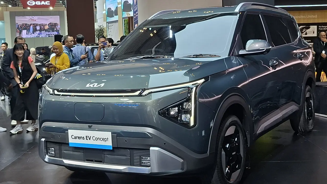 KIA siap meluncurkan Carens EV pada November 2026 dan menargetkan tingkat TKDN melampaui 80 persen. (Liputan6.com/Pramita)