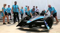 Kru paddock mengeluarkan Mobil Formula E Gen 3 pada acara Reveal of Gen3 Car (Unboxing) &amp; Final Update di AGI Jakarta International E-Prix, Ancol, Jakarta, Rabu (31/05/2023). (Bola.com/Bagaskara Lazuardi)