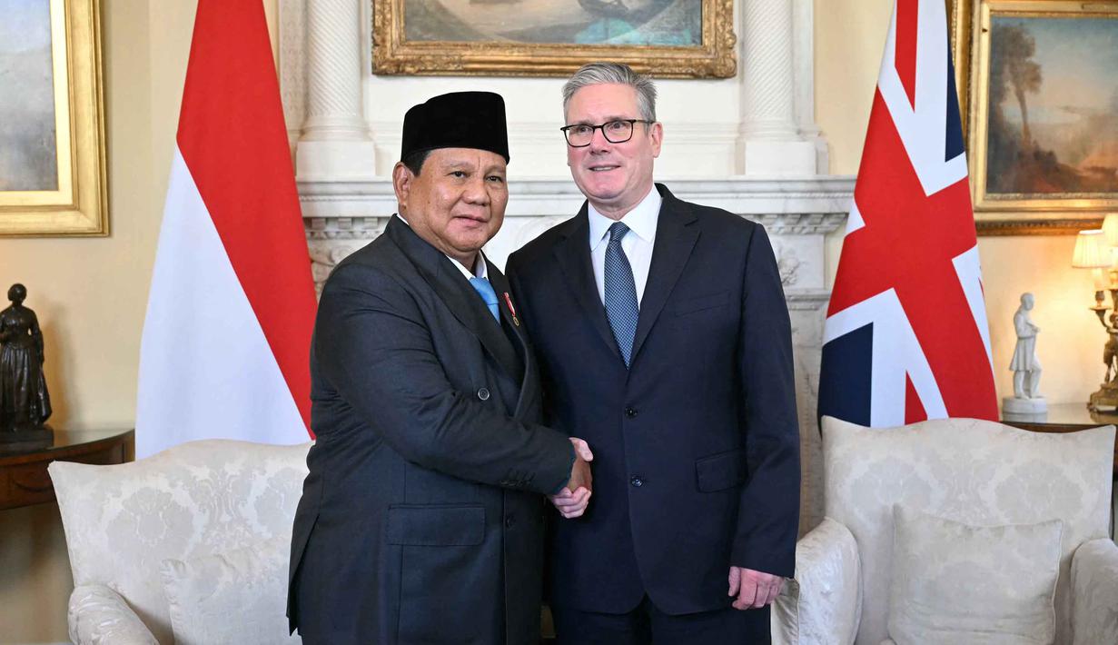 Sebelumnya diketahui, Presiden Prabowo Subianto tiba di London pada Minggu 18 Januari 2026 malam, dalam rangka kunjungan kerja untuk mempererat kemitraan strategis Indonesia–Inggris. Tampak dalam foto, Perdana Menteri Inggris Keir Starmer (kanan) berjabat tangan dengan Presiden Indonesia Prabowo Subianto (kiri) di awal pertemuan mereka di Downing Street, London tengah, pada 20 Januari 2026. (JUSTIN TALLIS/POOL/AFP)