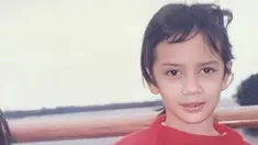 Putri Anne sudah berparas cantik saat masih kecil. Perempuan keturunan Prancis ini sudah terlihat ekspresif di depan kamera. Tak heran foto masa kecil Putri Anne ini banjir pujian netizen. (Liputan6.com/IG/fansaryasaloka6)