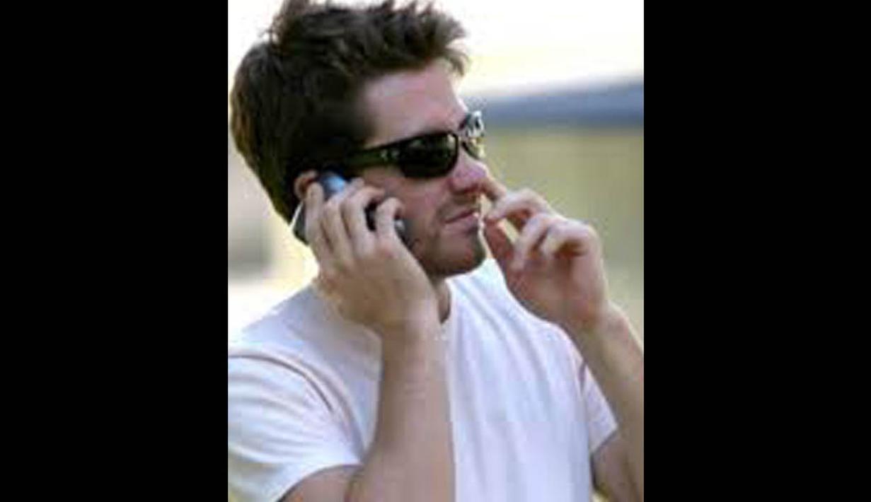 Jake Gyllenhaal ketahuan ngupil saat tengah menelpon. Bahkan, ia asyik mengupil meski tangan satunya lagi memegang ponsel yang ditempelkan di telinganya. (Istimewa)