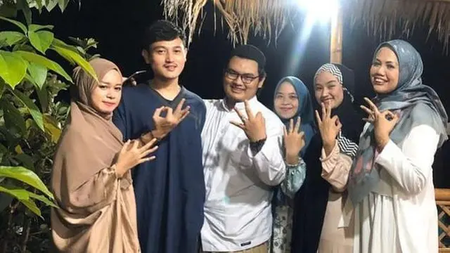6 Potret Elly Sugigi dan Ketiga Anaknya, Ada yang Pernah Diberikan ke Tukang Sayur