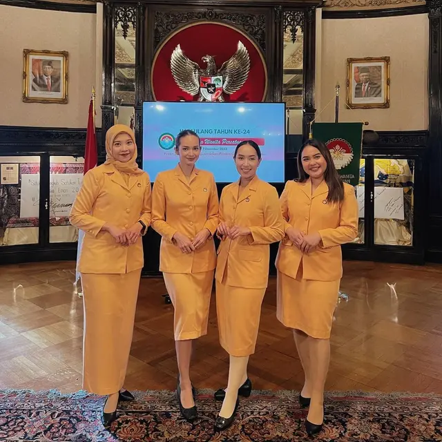 6 Potret Enzy Storia Pakai Seragam Dharma Wanita di Washington DC Ini Curi Perhatian