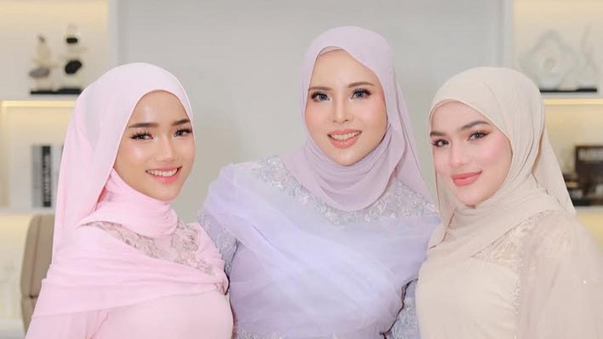 6 Potret Elegan Fuji an dan Davina Karamoy Sama-Sama Kenakan Hijab Dipadukan Baju Kurung dari Brand Fashion Malaysia