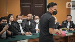 Richard Eliezer alias Bharada E bersiap menjalani sidang pledoi kasus pembunuhan berencana Brigadir Yosua Hutabarat di Pengadilan Negeri Jakarta Selatan, Jakarta, Rabu (25/1/2023). Di sidang itu, Richard Eliezer Pudihang Lumiu mengaku, telah diperalat, dibohongi, dan disia-siakan oleh mantan pimpinannya, Ferdy Sambo. (Liputan6.com/Faizal Fanani)