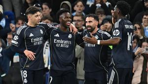 Dua gol dari Vinicius membawa Real Madrid menang dengan skor 2-1 dan membuat Los Blancos lolos ke babak perempat final Liga Champions 2025/2026. (AFP/Paul Ellis)