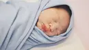 Anak pertama pasangan ini lahir pada Senin, (3/4) pukul 07.01. Alem Isco Zeroun Haub itulah nama anak pertama pasangan ini yang lahir dengan berat 2,6 kilogram dan panjang 49 centimeter. (Instagram/donnymichael)