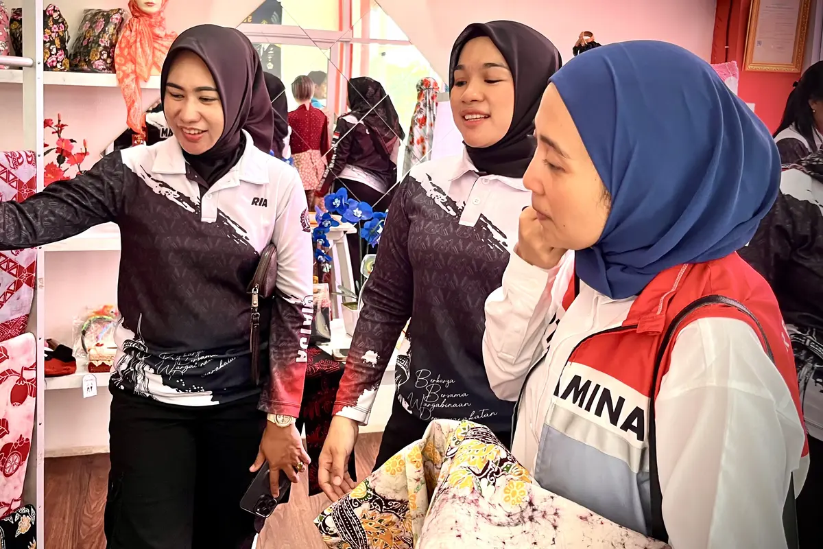 Pihak Lembaga Pemasyarakatan Perempuan Kelas IIB Jambi memperlihatkan hasil buah karya binaannya berupa batik tulis, di mana hasil dari kerja sama dengan Pertamina EP (PEP) Jambi Field.
