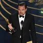 2016 menjadi salah satu tahun paling bersejarah bagi hidup Leonardo DiCaprio. Pemilik nama lahir Leonardo Wilhelm DiCaprio ini akhirnya mendapatkan piala pertamanya di ajang Oscar 2016 setelah empat kali gagal. (Photo by Chris Pizzello/Invision/AP)